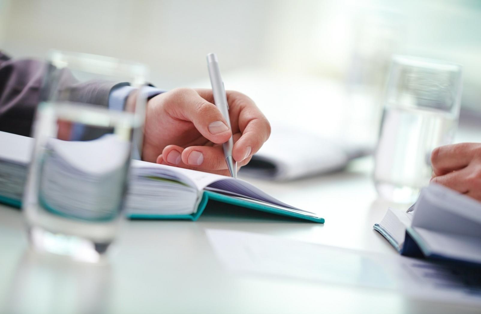 Documentos fiscales y formularios de impuestos organizados en mesa de trabajo