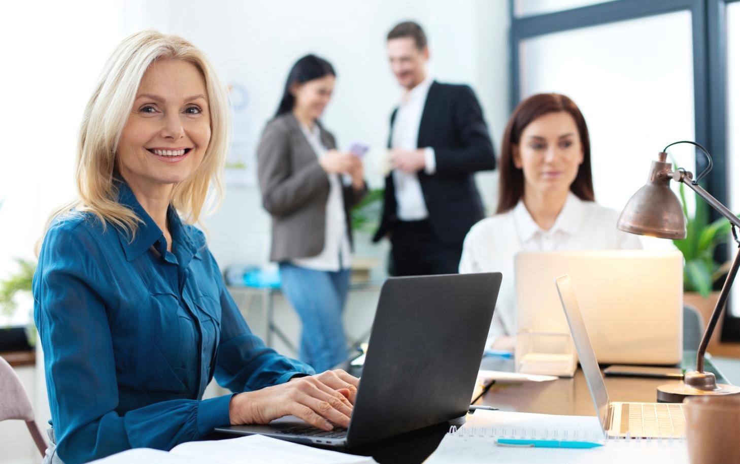 Espacio de trabajo colaborativo del equipo virthonyra con ambiente profesional y moderno