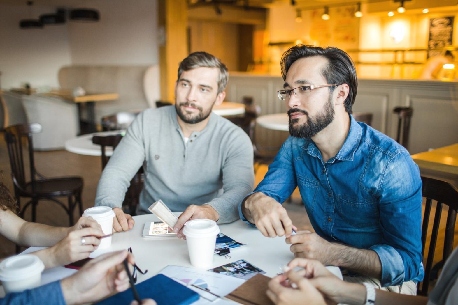 Estudiantes trabajando en análisis financiero digital
