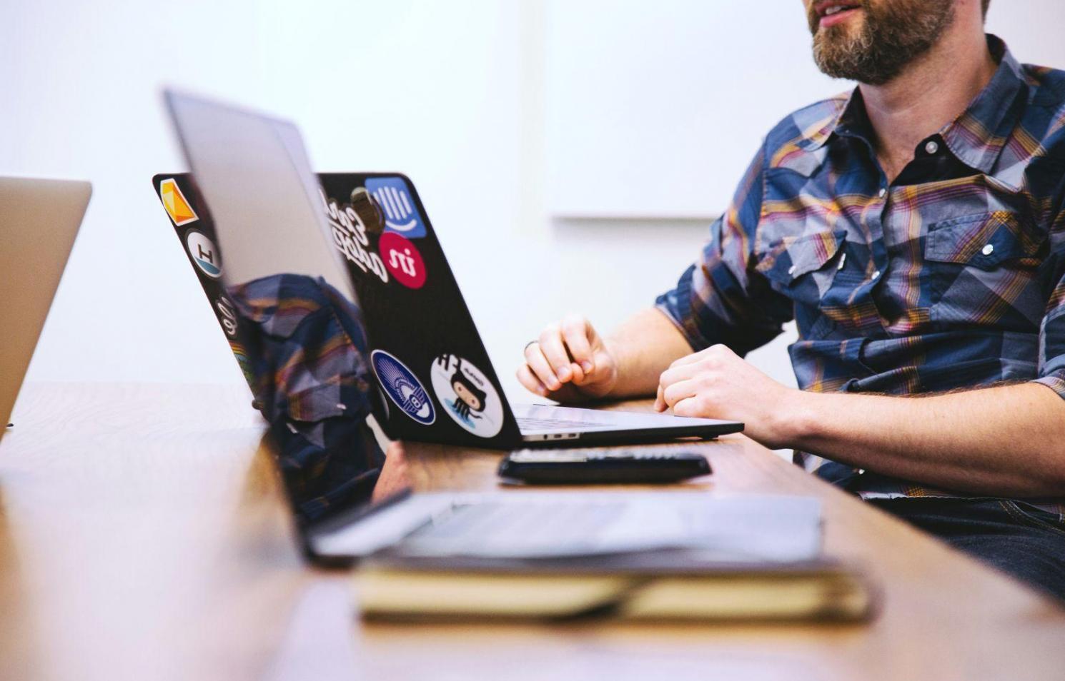 Gráficos de flujo de caja y análisis financiero en pantalla de ordenador