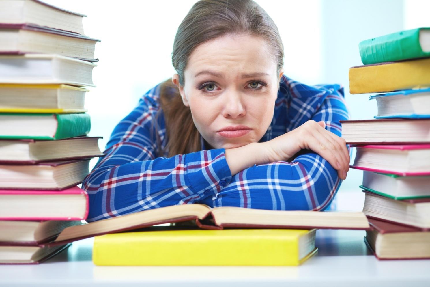 Estudiantes trabajando en análisis financiero durante una sesión práctica
